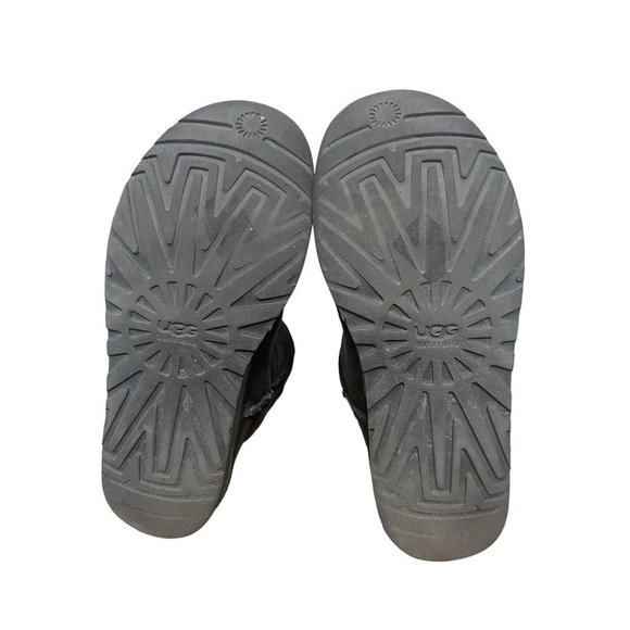 Ugg Classic Cozy Short Boot, 5825, Black, Size 9 - Picture 5 of 9